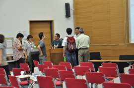 Participants who asks him a question after the lecture end